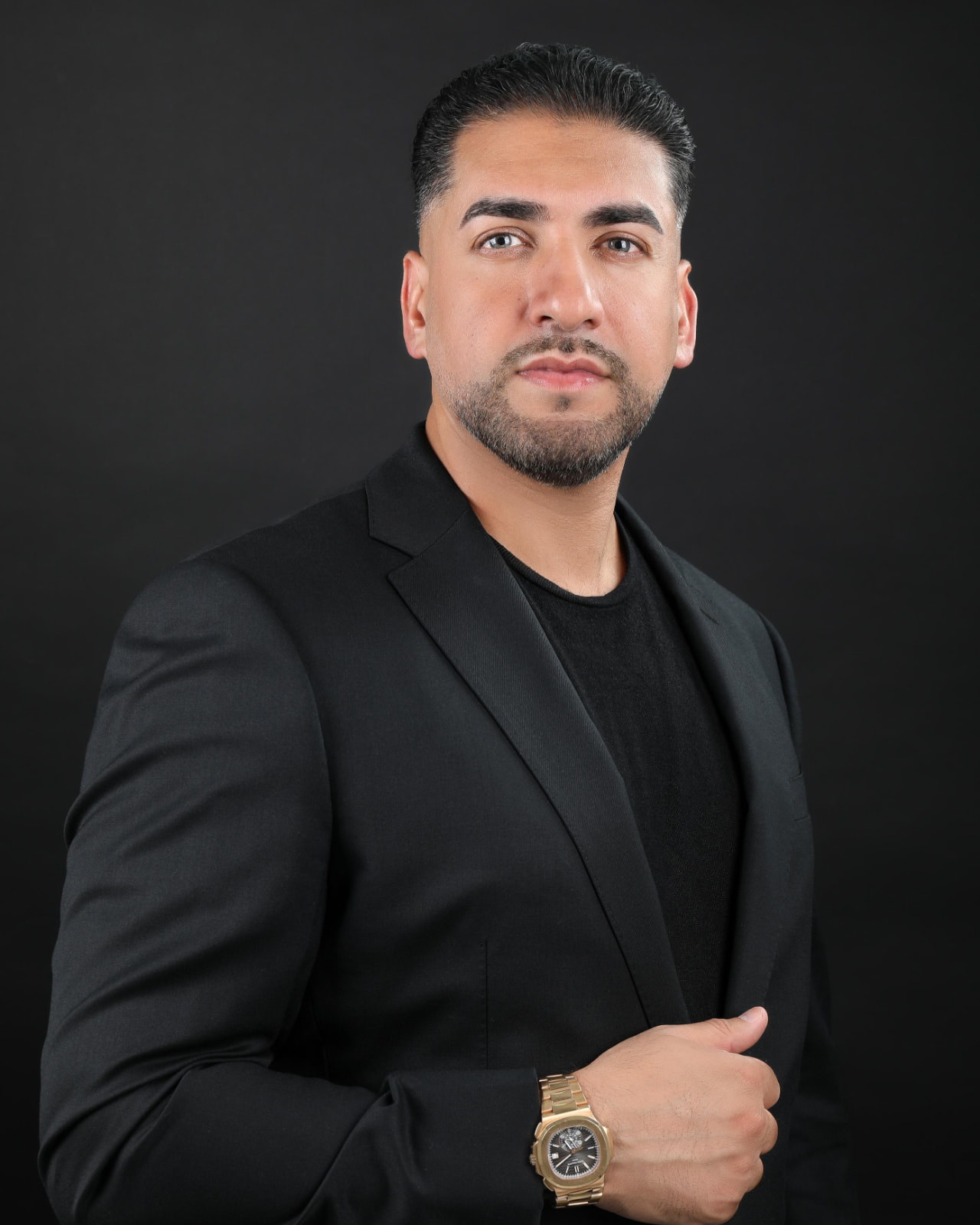 Portrait of Kasim Khokhar, CEO of Housinova Real Estate